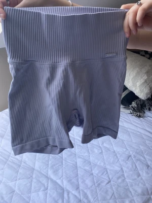 Ljus lila sport shorts från aim’n - Ljuslila sport shorts hög midjade men funkar även jätte bra att vika ner som yoga pants