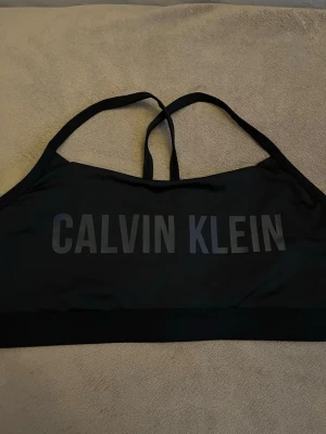 Calvin Klein topp - Storlek M. Ny skick. Märke Calvin Klein.