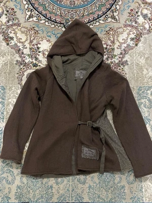 Hoodie  - JDL Hoodie i Storlek: M Mått (ca): 	•	Byst (armhåla–armhåla): ca 50 cm 	•	Längd: ca 60 cm 	•	Ärmlängd: ca 60 cm  Skick: Fint begagnat skick.