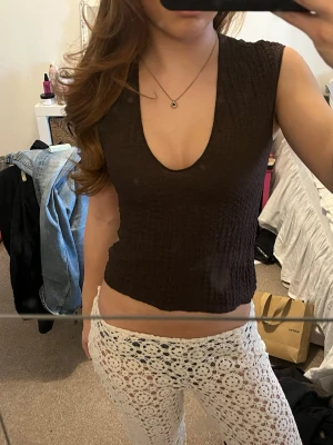 Brun topp  - Säljer denna otroligt stilrena topp då den inte riktigt passar mig och min stil. Ny med prislapp kvar.