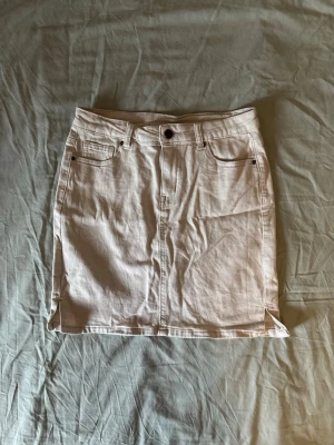 Beige kort jeanskjol med fickor - Snygg beige kort jeanskjol