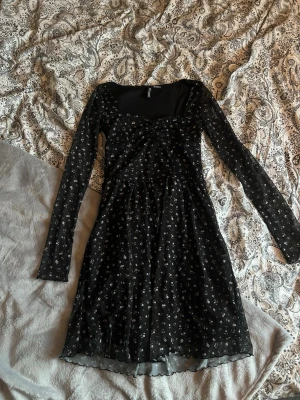 Blommig klänning - Svart kort blommig klänning som sitter sååå fint. Så fin till sommaren och fester. Utmärkt skick! Om du hittar något mer du gillar kan vi diskutera ett bra paketpris💗