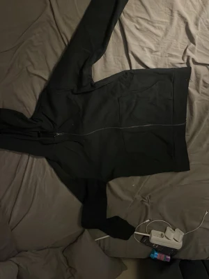 Svart zip hoodie  - lager tröja 