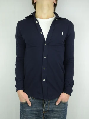 Ralph Lauren featherweight mesh skjorta  - RALPH LAUREN FEATHERWEIGHT MESH SKJORTA Storlek : S Passform : Normal Användning : Skjortan är i ett väldigt fint skick utan defekter Nypris : Cirka 1800SEK Modellen på bilden : 182CM och väger 78KG