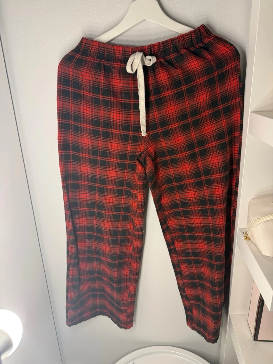 Rödrutiga pyjamasbyxor med dragsko - 1