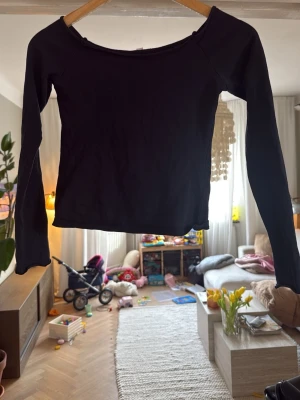 Marinblå långärmad topp från Subdued - En enkel och stilren marinblå långärmad topp från Subdued. Modellen har en rundad, något bredare urringning och är croppad i passformen. Perfekt att matcha med jeans eller kjol för en clean look.