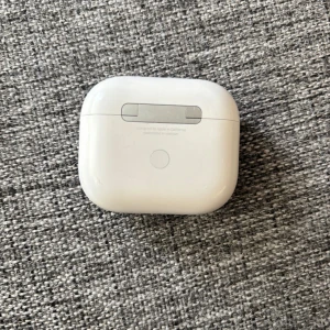 Vita Apple AirPods Pro med laddningsetui - Säljer ett par vita Apple AirPods Pro med det klassiska kompakta laddningsetuiet i blank plast. Smidig och stilren design som är enkel att ta med sig överallt. Perfekt för dig som vill ha trådlösa hörlurar med grymt ljud och enkel anslutning till din iPhone.