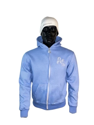 Decrese Sweden 🇸🇪Hoodie – sky blue  med Silvriga Detaljer - riktigt snygg och unik sky blue  zip-hoodie från märket DECRESE sweden 🇸🇪Tröjan har en modern passform och är tillverkad i ett skönt melerat material som ger en lyxig känsla. Detaljer som sticker ut: • Broderier: Snygg vit brodyr på bröstet och stora, detaljerade drakar på huvan. Broderierna är inramade med en exklusiv silvrig metal tråd som ger en subtil men snygg lyster.