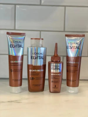 L'Oréal Elvital Growth Booster set - Säljer ett komplett set med L'Oréal Elvital Growth Booster produkter, inklusive schampo, 1 extra balsam och serum. Förpackningarna är bronsfärgade med holografiska detaljer och designade för att stärka och boosta hårväxt. Perfekt för dig som vill ge håret extra näring och volym.