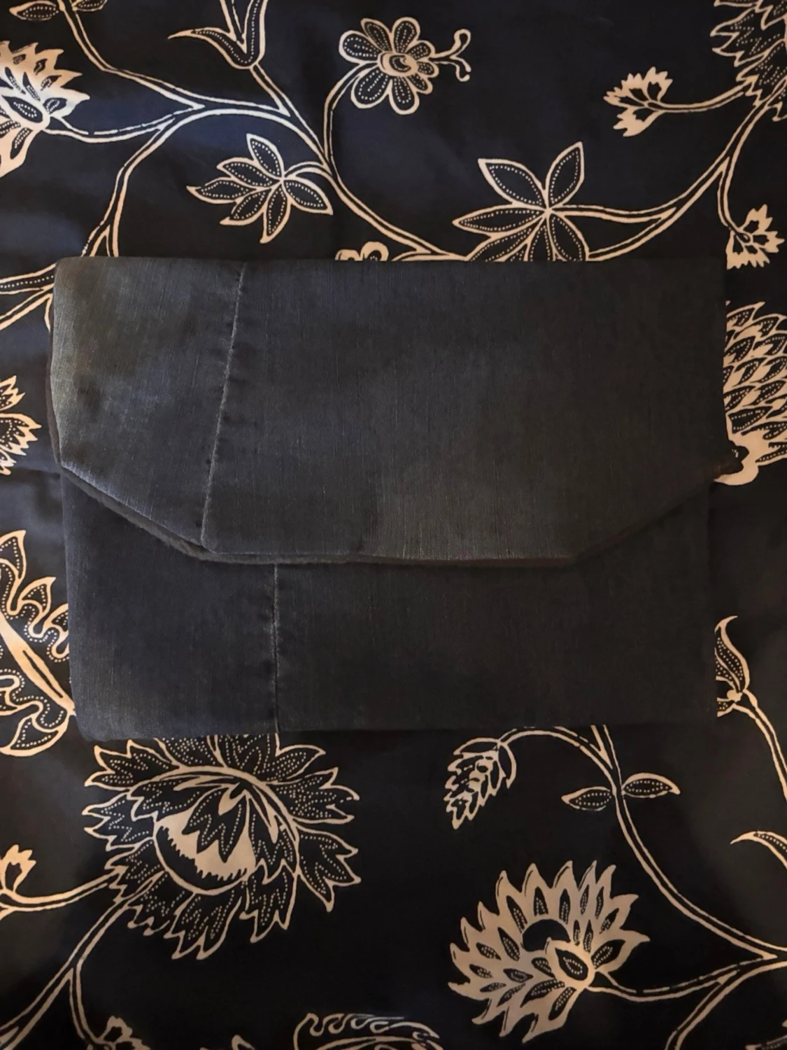 Mörkblå jeansdatorväska med ljusblå ficka