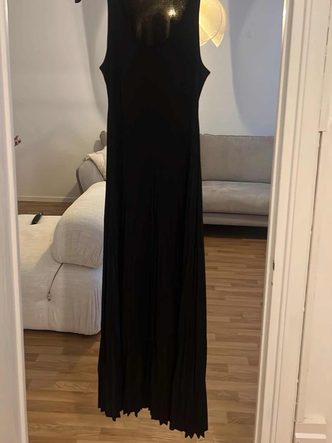 Midjad Svart långklänning i plisserad modell - 1