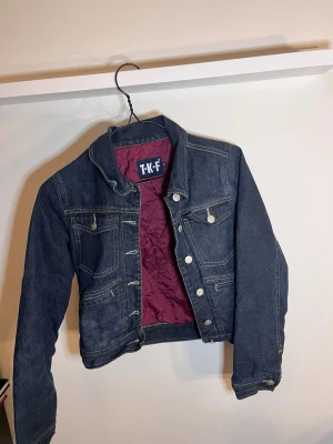  jeansjacka XS/XXS (XL) -  Fodrad blå jeansjacka. Jag som har storlek M/L så Passade jackan inte alls därför tycker jag absolut inte att jackan har XL utan mer XS / XXS eller ännu mindre storlek