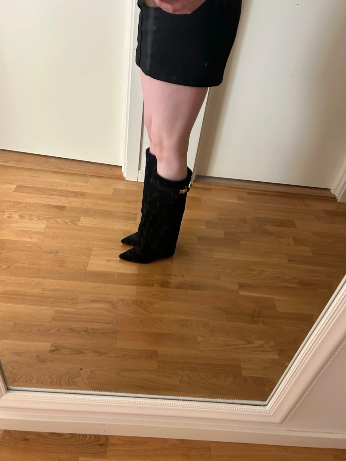 Svarta knähöga stövlar i mocka - 2