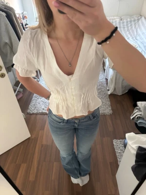 Vit blus från H&M💕 - Vit blus från H&M i storlek S. Använd en gång💕