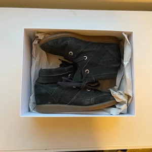Isabel Marant - Isabel Marant Bobby sneakers i svart mocka med dold kilklack.  Storlek: 39 Klackhöjd: ca 6–7 cm Skick: bra använt skick (se bilder) Originalkartong medföljer.