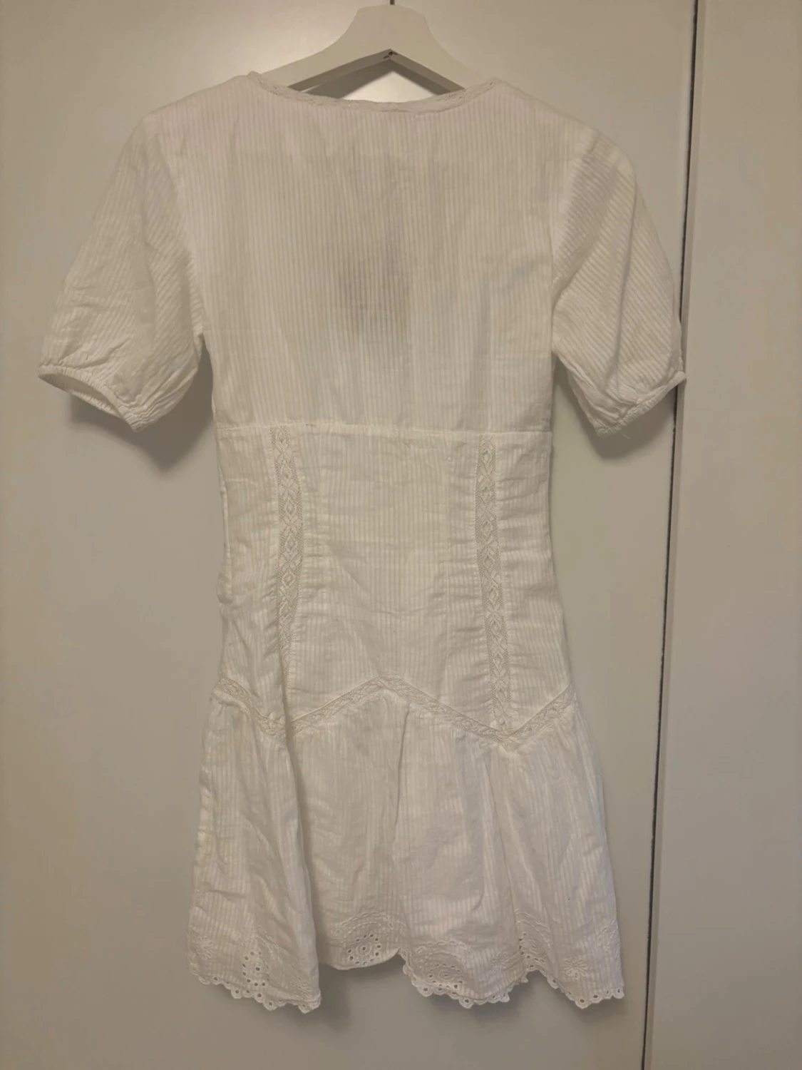 Vit studentklänning med spetsdetaljer - 2