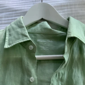 Massimo dutti skjorta - massimo dutti linne skjorta. Storlek M aldrig använd.
