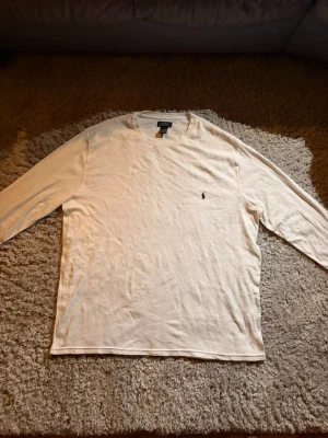 Vit långärmad tröja från Polo Ralph Lauren - Ralph Lauren tröja/hoodie. Storlek 3XL, finns någon fläck. Vid frågor skicka ett meddelande 