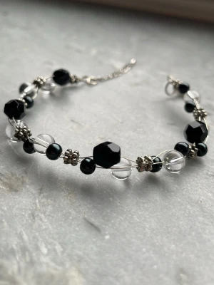 Beaded wire bracelet 🖤 - Pärlarmband med ståltråd och pärlor gjort av mig💕