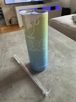 Red Bull Coco Edition Termosmugg 0.6L - Stor termosmugg med Red Bull The Coco Edition print. Rymmer 20oz / ca 0.6L och håller kyla & värme extremt länge även i strålande sol så som vintertid. Ingår metallsugrör och piprensare!