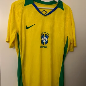 Brasilien Nike fotbollströja gul - Gul Brasilien fotbollströja från Nike med gröna detaljer och CBF-logga på bröstet. Inte använd 