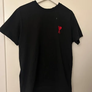 Svart t-shirt med rött hjärta Ami - Svart t-shirt från AMI Paris 