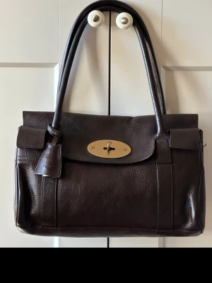 Mulberry Bayswater väska - Selger denne Mulberry Bayswater vesker i mørke brun🤍Den er kjøp på Vestiaire Collective og er i veldig bra stand🫶🏼