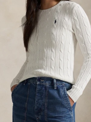 Vit kabelstickad tröja Polo Ralph Lauren - Kabelstickad vit tröja från Polo Ralph Lauren med rund halsringning och den klassiska marinblå logotypen broderad på bröstet. Tröjan har långa ärmar och ribbade muddar vid ärmslut och nederkant. Tillverkad i mjuk bomull för en skön känsla.
