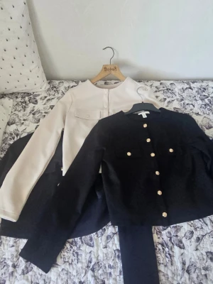3 kavajer med guldknappar H&M - Stilren svart kavaj från H&M med rund halsringning och dekorativa guldknappar framtill. Perfekt för att lyfta din outfit. 3 st, blå svart och beige
