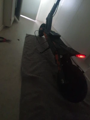 Elskoter kukurin g2  - Hej jag säljer min kukrin g2 de finns laddare karton med den den är i väldigt god stick har haft den i en månad nu  kontaktat mig vid 0793375901 om jag inte svarar här laddaren gick sönder så kan sänka 250kr så du kan köpa en laddare 