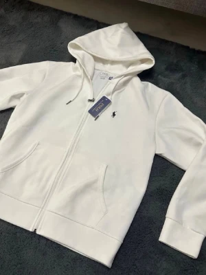 Polo hoodie - Helt ny aldrig använd. Passar riktigt snyggt till allt. Säljer pga att den tyvärr inte passade mig.
