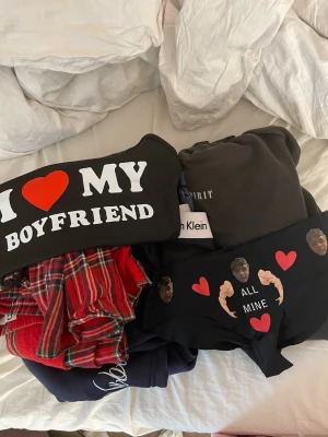Mitt otrogna ex kläder och de han köpt till mig - Ett top i storlek s. Trosor med han på storlek sx/s. Calvin klein kalsonger storlek M. En Nirvana huddie storlek M. En annan huddie i storlek L. Och rödrytiga pyjamasbyxor storlek M/L. Sedan kommer det också med en slags badråkt landuray sak i storlek S tror jag som är rosa som jag inte kan vissa. Och en svart korset i storlek S.💕  