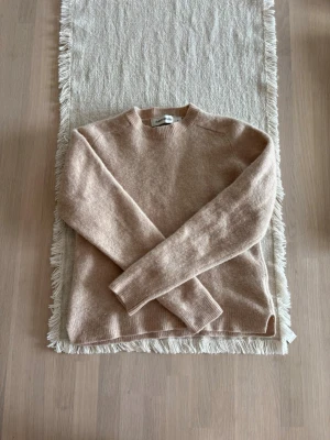 Dam beige långärmad crop top  - Storlek S men skulle säga mer att det passar som en tight XXS. Skickas inom 48h kika in min profil för mer fina plagg. Skriv om ni har några frågor!