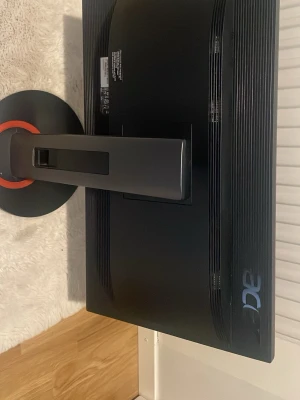 Acer XF240H 144hz - Säljer en stilren svart datorskärm från Acer med rund fot och orange detalj. Skärmen har en rektangulär form och är tillverkad i plast. Perfekt för gaming eller studier vid skrivbordet. Kablar finns med.
