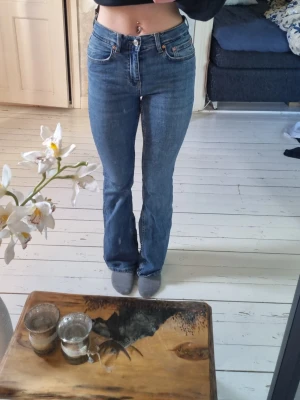 Blå bootcut jeans  - Fina jeans från Gina Tricot som är high waist och bootcut