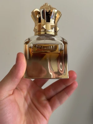 Scandal Pour Homme Absolu från Jean Paul Gaultier - Scandal Pour Homme Absolu från Jean Paul Gaultier. Skulle säga att det är mellan 25-30ml kvar i flaskan.