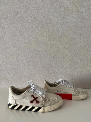 Off-White sneakers - Tja jag säljer ett par Off-White sneakers! Storlek 41 passar även 42, skicket är bra 7/10 bara lite skav på insida häl på båda skorna! Hör av er vid frågor och prisförslag MVH freddysgarderob
