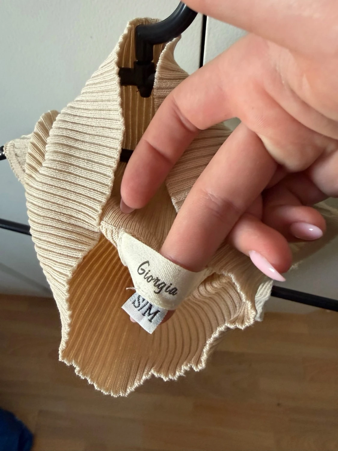 Beige ribbad polotopp med pärlor - 1