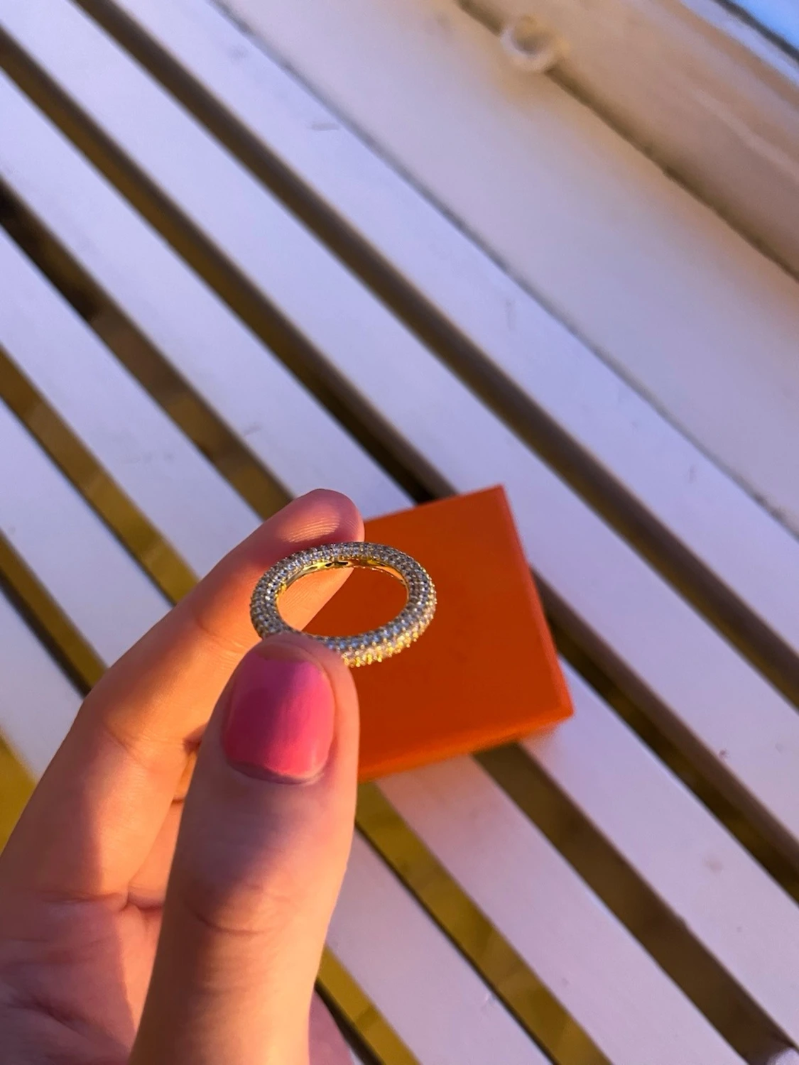 Guldfärgad ring med gnistrande stenar - 1