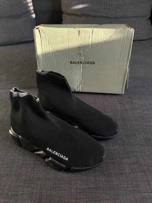  Trainer svarta sneakers -  Speed Trainer sneakers med stickad ovandel i textil och chunky svart . Minimalistisk och futuristisk design som ger en clean look. Pris kan diskuteras