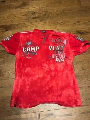 Röd t-shirt med tryck och knappar - Röd T-shirt 