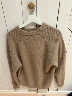 Beige stickad tröja i storlek L - Säljer en tjockare stickad tröja från Arket i storlek L. 