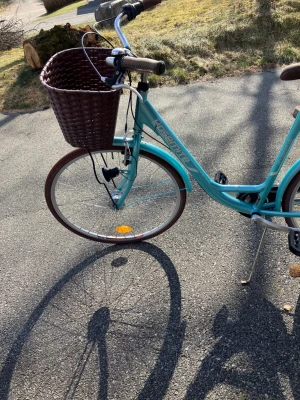 Damcykel Yosemite  - Bra begagnat skick. Den är verkligen i nyskick. Säljes pga nyköp, 3växlar, frambroms och bakbroms. Lås medföljer. Korgen är intakt. Så det finns inga fel på den alls. Hjulstorlek 28" (622mm) och ramstorlek 51 cm (passar dig som är 155-180 cm lång). Nypris var 6999
