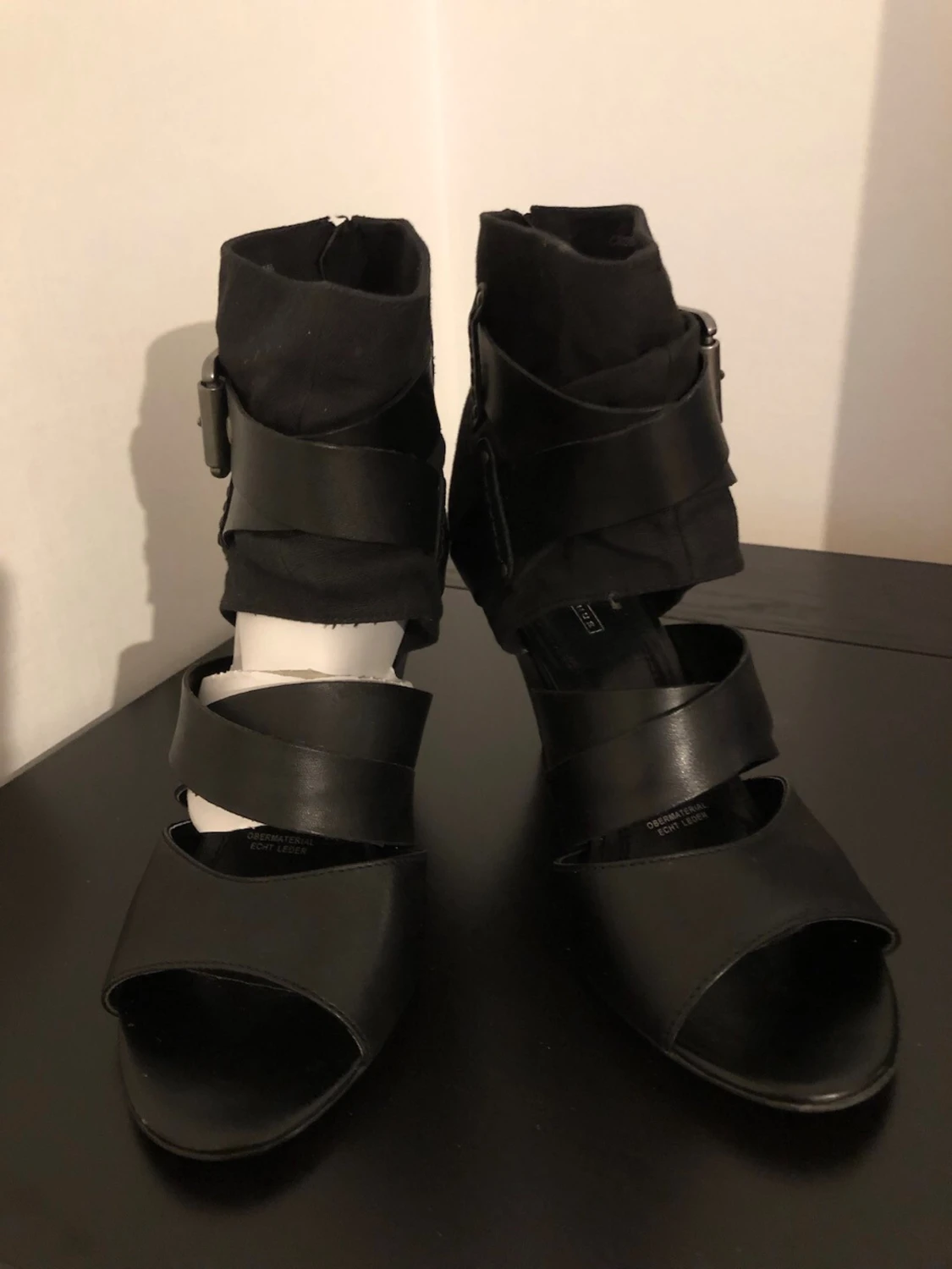 Svarta pumps med spänne och remmar - 2