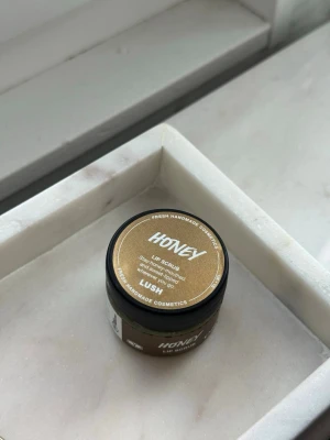 LUSH lip scrub honey - Helt ny lip scrub ”honey”, kom tyvärr inte till användning 🍯✨