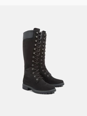 Svarta höga snörstövlar Timberland, använd 1 gång  - Snygga svarta höga stövlar från Timberland i nubuckläder med grov sula och snörning hela vägen upp. Stövlarna har en vadderad kant upptill och metallöglor för snörningen. Perfekta för en cool och urban look.