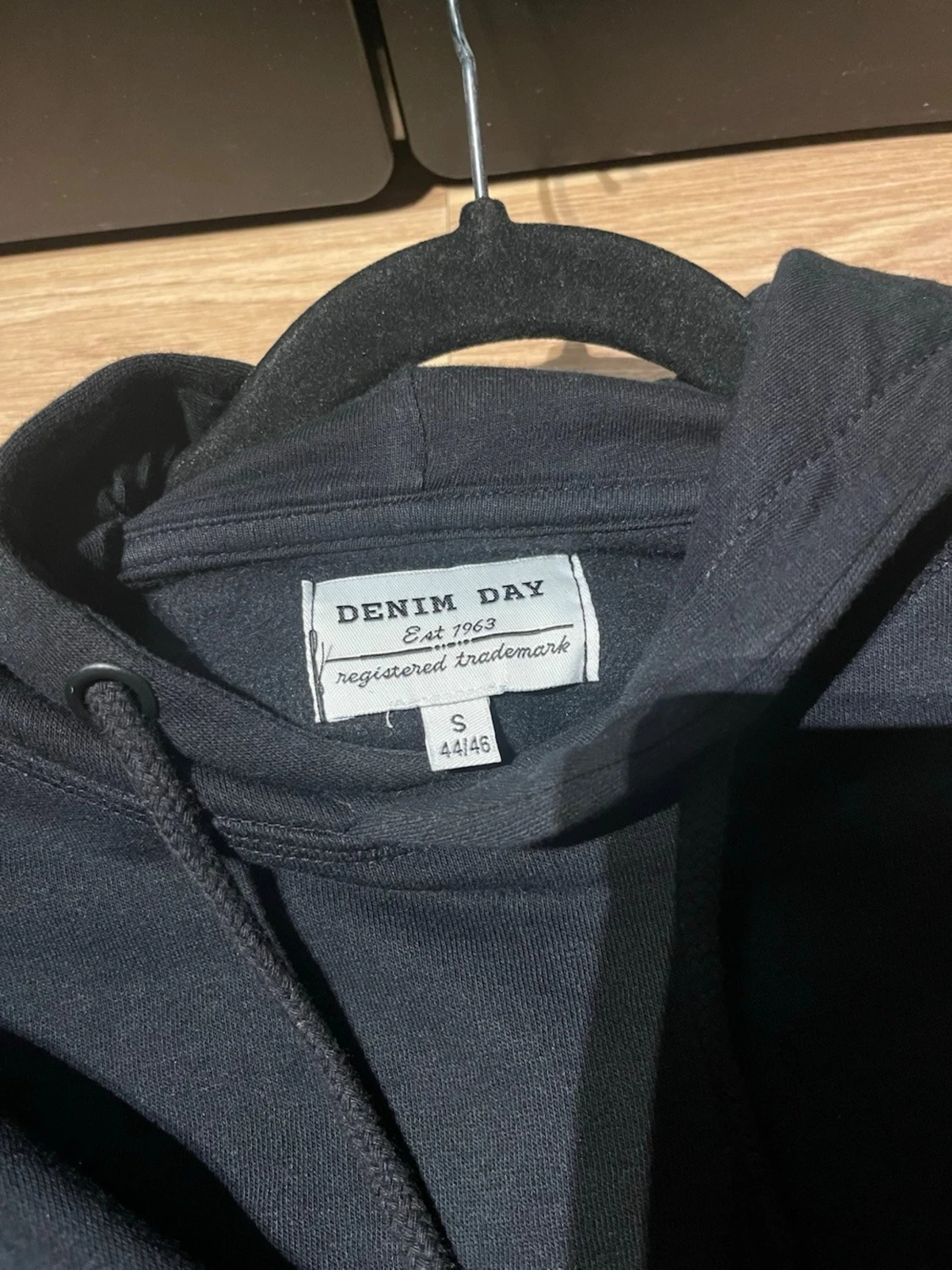 Svart basic hoodie med Känguruficka - 2