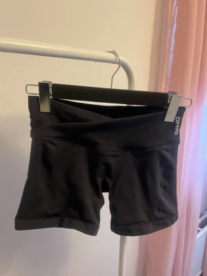 INTRESSEKOLL - Intressekoll på mina vision shorts från Dfyne, färgen är carbon, storlek M, lite liten i storleken. Endast provade så i nyskick!