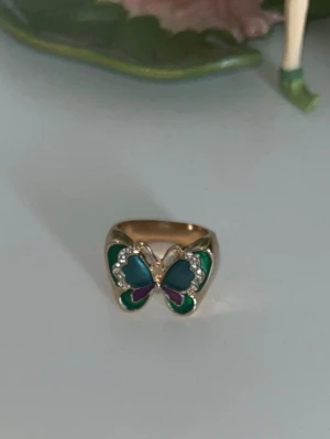 Guldfärgad ring med fjäril 🦋  - Fjäril och oanvänd från ASOS. Vet inte storleken men skulle gissat på 16 eller 17? 🦋