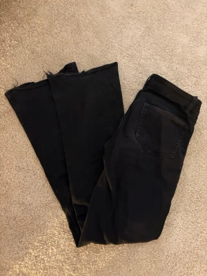 svarta lågmidjade jeans - jättesnygga men tyvärr lite för små för mig